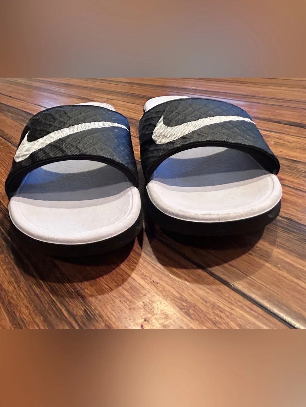 Nike Benassi SolarSoft Slides. Black/white. Very good condition. Size 9.